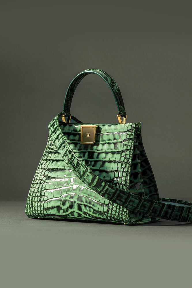 Leo30-Crocodile-Chiaroscuro-Algae-Green Leo Camerini 以独特的技术“Chiaroscuro”呈现标志性的双色调效果。