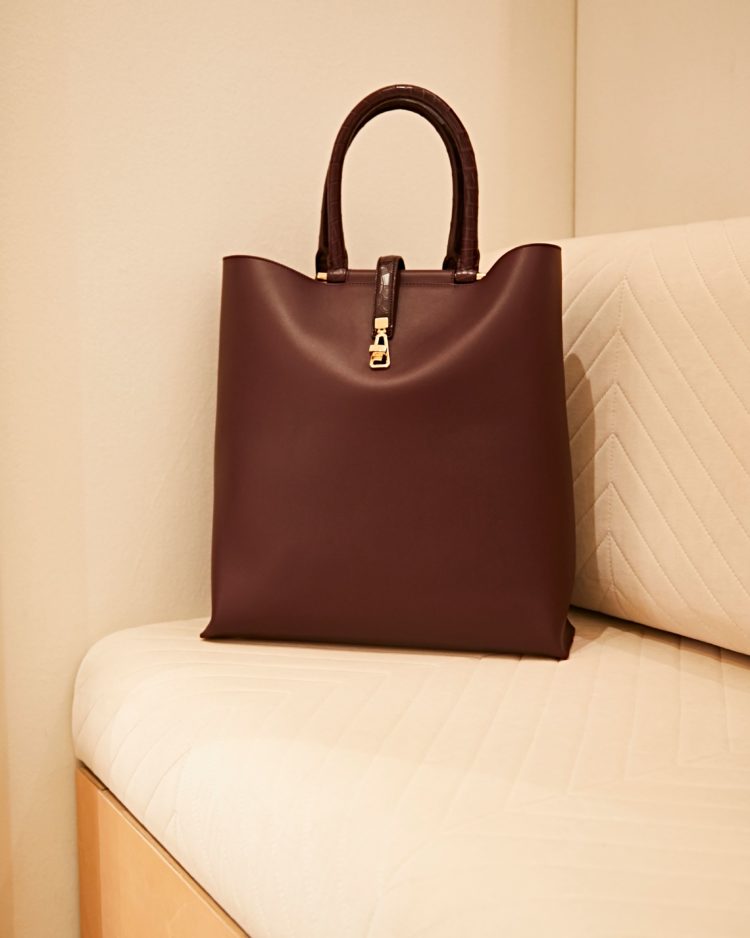 Vevers-750x938 Gabriela Hearst Vevers 手袋。